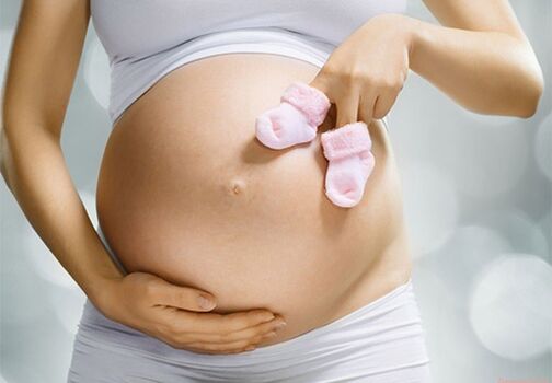 एक गर्भवती महिला अपने बच्चे को पेपिलोमा देती है